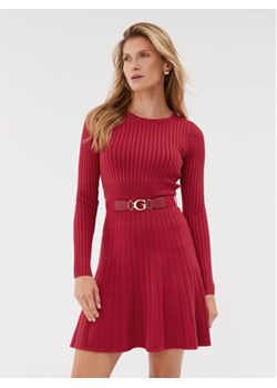 Guess Sukienka dzianinowa W2BK29 Z2YJ2 Czerwony Regular Fit ze sklepu MODIVO w kategorii Sukienki - zdjęcie 168548440