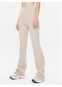 Calvin Klein Jeans Spodnie materiałowe Milano J20J221917 Beżowy Regular Fit ze sklepu MODIVO w kategorii Spodnie damskie - zdjęcie 168548961