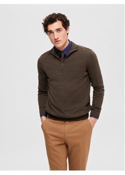 Selected Homme Sweter 16074687 Brązowy Regular Fit ze sklepu MODIVO w kategorii Swetry męskie - zdjęcie 168549801