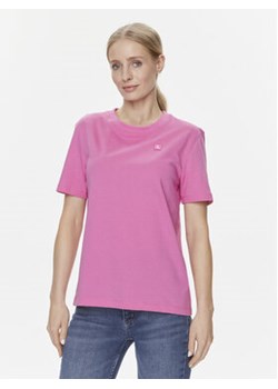 Calvin Klein Jeans T-Shirt J20J223226 Różowy Regular Fit ze sklepu MODIVO w kategorii Bluzki damskie - zdjęcie 168549904