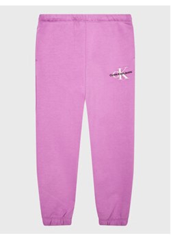 Calvin Klein Jeans Spodnie dresowe Monogram Off Placed IG0IG01854 Fioletowy Relaxed Fit ze sklepu MODIVO w kategorii Spodnie dziewczęce - zdjęcie 168552052