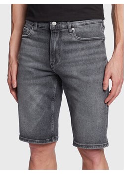 Calvin Klein Jeans Szorty jeansowe J30J322786 Szary Slim Fit ze sklepu MODIVO w kategorii Spodenki męskie - zdjęcie 168552080