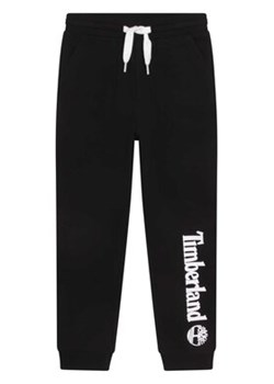 Timberland Spodnie dresowe T24C23 D Czarny Regular Fit ze sklepu MODIVO w kategorii Spodnie chłopięce - zdjęcie 168555470