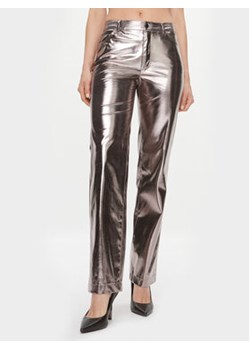 Guess Spodnie z imitacji skóry W4RB33 WFWP0 Srebrny Regular Fit ze sklepu MODIVO w kategorii Spodnie damskie - zdjęcie 168556644