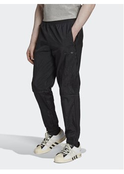 adidas Spodnie dresowe Reveal Material Mix HK2732 Czarny Regular Fit ze sklepu MODIVO w kategorii Spodnie męskie - zdjęcie 168557430