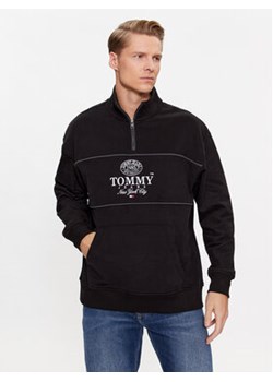 Tommy Jeans Bluza Luxe Athletic DM0DM17800 Czarny Relaxed Fit ze sklepu MODIVO w kategorii Bluzy męskie - zdjęcie 168557823