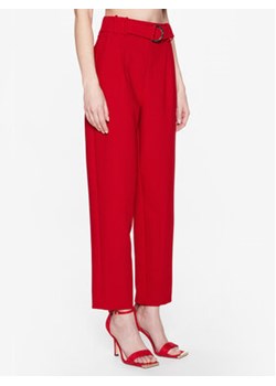 NAF NAF Spodnie materiałowe Edara XENP28 Czerwony Regular Fit ze sklepu MODIVO w kategorii Spodnie damskie - zdjęcie 168557903