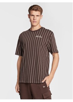 New Era T-Shirt Pinstripe 60284644 Brązowy Oversize ze sklepu MODIVO w kategorii T-shirty męskie - zdjęcie 168558663