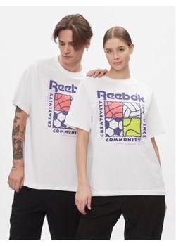 Reebok T-Shirt Reebok Graphic Series T-Shirt HM6250 Biały Relaxed Fit ze sklepu MODIVO w kategorii Bluzki damskie - zdjęcie 168559224