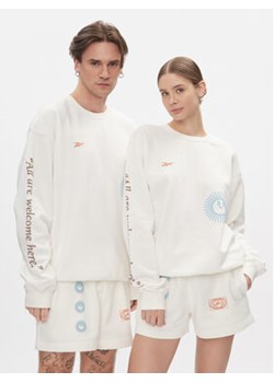 Reebok Bluza Classics Good Vibes Crew Sweatshirt HT6116 Écru ze sklepu MODIVO w kategorii Bluzy męskie - zdjęcie 168560914