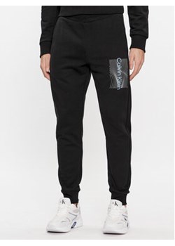 Calvin Klein Spodnie dresowe Wave Lines Hero K10K112775 Czarny Regular Fit ze sklepu MODIVO w kategorii Spodnie męskie - zdjęcie 168561510