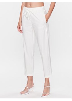 Marella Spodnie materiałowe Coro 2331310935 Biały Regular Fit ze sklepu MODIVO w kategorii Spodnie damskie - zdjęcie 168562341