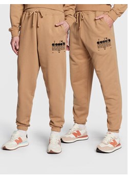 Diadora Spodnie dresowe Unisex Manifesto 502.179480 Beżowy Loose Fit ze sklepu MODIVO w kategorii Spodnie męskie - zdjęcie 168562733