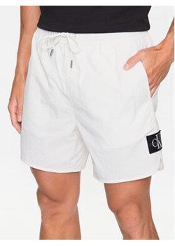 Calvin Klein Jeans Szorty sportowe J30J322904 Biały Regular Fit ze sklepu MODIVO w kategorii Spodenki męskie - zdjęcie 168565290
