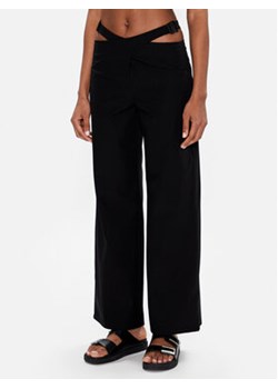 Calvin Klein Jeans Spodnie materiałowe J20J221069 Czarny Regular Fit ze sklepu MODIVO w kategorii Spodnie damskie - zdjęcie 168566391