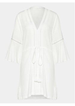 Maaji Sukienka plażowa 2118CPO001 Biały Regular Fit ze sklepu MODIVO w kategorii Odzież plażowa - zdjęcie 168567150