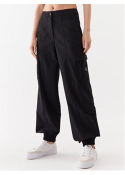 Calvin Klein Jeans Spodnie materiałowe J20J221636 Czarny Regular Fit ze sklepu MODIVO w kategorii Spodnie damskie - zdjęcie 168568011