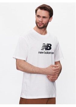 New Balance T-Shirt Essentials Stacked Logo MT31541 Biały Relaxed Fit ze sklepu MODIVO w kategorii T-shirty męskie - zdjęcie 168568031