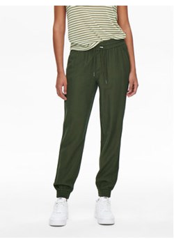 ONLY Spodnie dresowe 15203946 Zielony Regular Fit ze sklepu MODIVO w kategorii Spodnie damskie - zdjęcie 168568341
