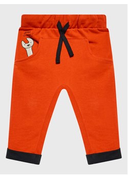 United Colors Of Benetton Spodnie dresowe 3J74GF00X Czerwony Regular Fit ze sklepu MODIVO w kategorii Spodnie chłopięce - zdjęcie 168569472