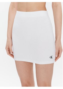 Calvin Klein Jeans Spódnica ołówkowa J20J220795 Biały Slim Fit ze sklepu MODIVO w kategorii Spódnice - zdjęcie 168570040