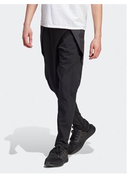 adidas Spodnie dresowe City Escape Cargo IJ6098 Czarny Slim Fit ze sklepu MODIVO w kategorii Spodnie męskie - zdjęcie 168574222