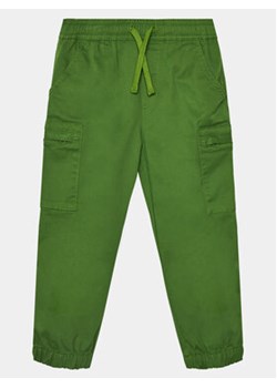 United Colors Of Benetton Joggery 4HK2GF013 Zielony Regular Fit ze sklepu MODIVO w kategorii Spodnie chłopięce - zdjęcie 168575523