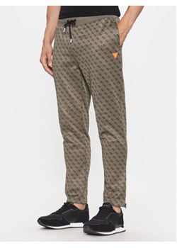 Guess Spodnie materiałowe Z2BB05 FL04Q Brązowy Regular Fit ze sklepu MODIVO w kategorii Spodnie męskie - zdjęcie 168576472