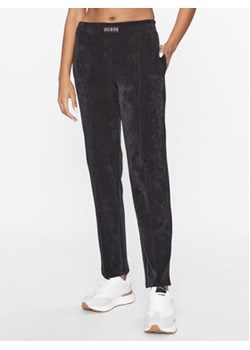 Guess Spodnie dresowe Aleta V3BB00 KBC00 Czarny Regular Fit ze sklepu MODIVO w kategorii Spodnie damskie - zdjęcie 168578564