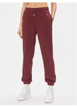 Gant Spodnie dresowe Rel Shield 4204921 Czerwony Relaxed Fit ze sklepu MODIVO w kategorii Spodnie damskie - zdjęcie 168579382