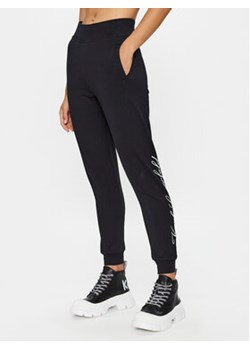 KARL LAGERFELD Spodnie dresowe 231W1050 Czarny Regular Fit ze sklepu MODIVO w kategorii Spodnie damskie - zdjęcie 168579454