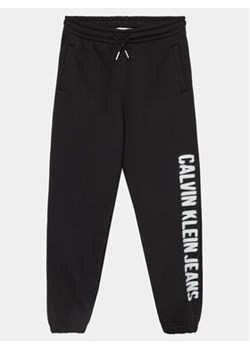 Calvin Klein Jeans Spodnie dresowe Pixel Logo IB0IB01935 Czarny Relaxed Fit ze sklepu MODIVO w kategorii Spodnie chłopięce - zdjęcie 168581284