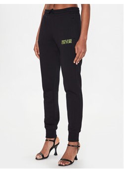 Versace Jeans Couture Spodnie dresowe Logo 74HAAT03 Czarny Regular Fit ze sklepu MODIVO w kategorii Spodnie damskie - zdjęcie 168585173
