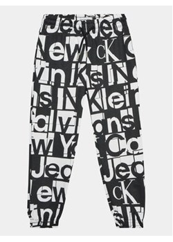 Calvin Klein Jeans Spodnie dresowe Grid IB0IB01937 Czarny Regular Fit ze sklepu MODIVO w kategorii Spodnie chłopięce - zdjęcie 168586163
