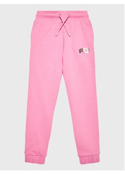 Guess Spodnie dresowe J3RQ11 KA6R0 Różowy Regular Fit ze sklepu MODIVO w kategorii Spodnie dziewczęce - zdjęcie 168587372