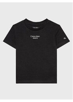 Calvin Klein Jeans T-Shirt Stack Logo IN0IN00021 Czarny Regular Fit ze sklepu MODIVO w kategorii T-shirty chłopięce - zdjęcie 168587421