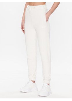 Guess Spodnie dresowe Dalya V3GB11 KAIJ1 Biały Regular Fit ze sklepu MODIVO w kategorii Spodnie damskie - zdjęcie 168589431