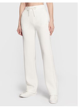 Guess Spodnie dresowe V3RB21 K7UW2 Écru Regular Fit ze sklepu MODIVO w kategorii Spodnie damskie - zdjęcie 168589474