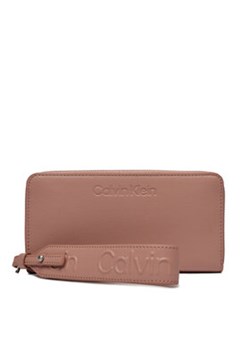 Calvin Klein Duży Portfel Damski Gracie Wallet W/Strap Lg K60K611388 Różowy ze sklepu MODIVO w kategorii Portfele damskie - zdjęcie 168589622