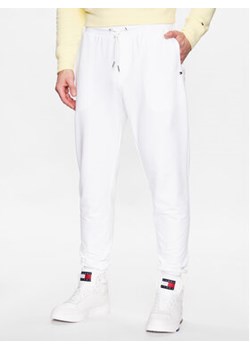 Tommy Hilfiger Spodnie dresowe 1985 MW0MW24521 Biały Regular Fit ze sklepu MODIVO w kategorii Spodnie męskie - zdjęcie 168590244