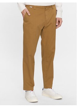 Tommy Jeans Chinosy DM0DM17680 Brązowy Tapered Fit ze sklepu MODIVO w kategorii Spodnie męskie - zdjęcie 168592280