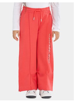 Calvin Klein Jeans Spodnie dresowe Hero Logo IG0IG02095 Różowy Regular Fit ze sklepu MODIVO w kategorii Spodnie dziewczęce - zdjęcie 168593050