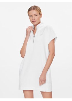 DKNY Sport Sukienka codzienna DP3D4826 Biały Regular Fit ze sklepu MODIVO w kategorii Sukienki - zdjęcie 168594102