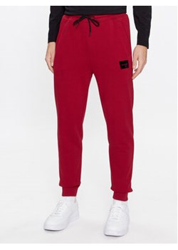 Hugo Spodnie dresowe Doak_V 50501021 Czerwony Regular Fit ze sklepu MODIVO w kategorii Spodnie męskie - zdjęcie 168594262