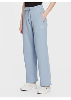 Calvin Klein Jeans Spodnie dresowe J20J220261 Niebieski Relaxed Fit ze sklepu MODIVO w kategorii Spodnie damskie - zdjęcie 168594324