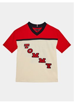 Tommy Hilfiger T-Shirt Varsity Tee S/S KB0KB08676 Czerwony Regular Fit ze sklepu MODIVO w kategorii T-shirty chłopięce - zdjęcie 168595472