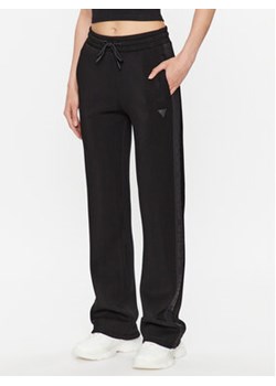 Guess Spodnie dresowe V3RB21 K7UW2 Czarny Regular Fit ze sklepu MODIVO w kategorii Spodnie damskie - zdjęcie 168597121