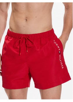 Tommy Hilfiger Szorty kąpielowe UM0UM02885 Czerwony Regular Fit ze sklepu MODIVO w kategorii Kąpielówki - zdjęcie 168598312