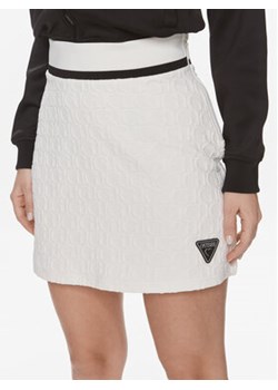 Guess Spódnica mini Cheri V4RD01 KBSL0 Biały Regular Fit ze sklepu MODIVO w kategorii Spódnice - zdjęcie 168598591