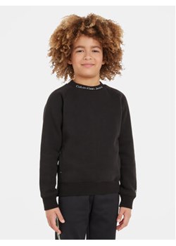 Calvin Klein Jeans Bluza IB0IB01864 Czarny Regular Fit ze sklepu MODIVO w kategorii Bluzy chłopięce - zdjęcie 168598910